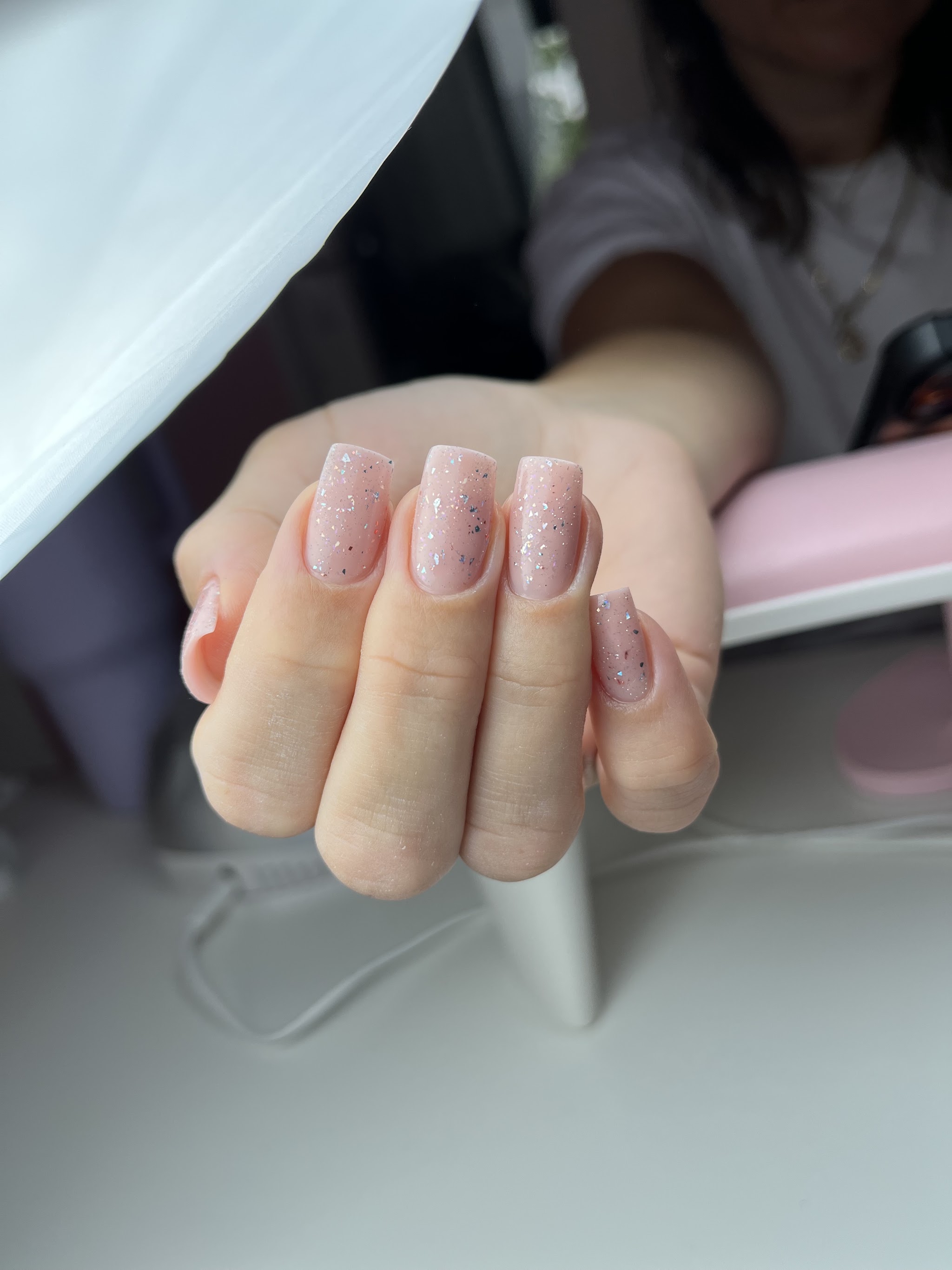 Lichte manicure met subtiele glinstering