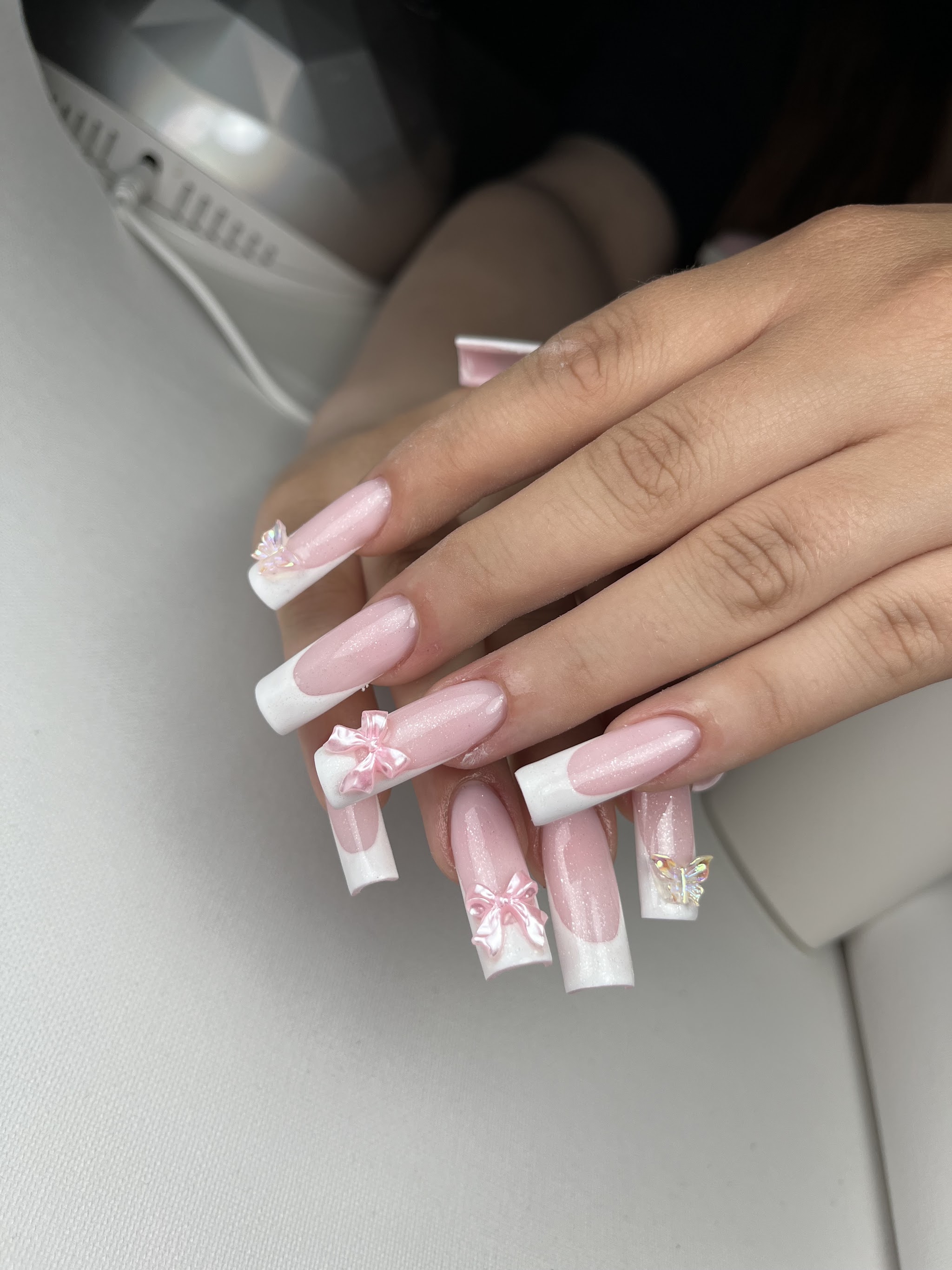 Roze en witte nagelversiering met fijne bloemetjes