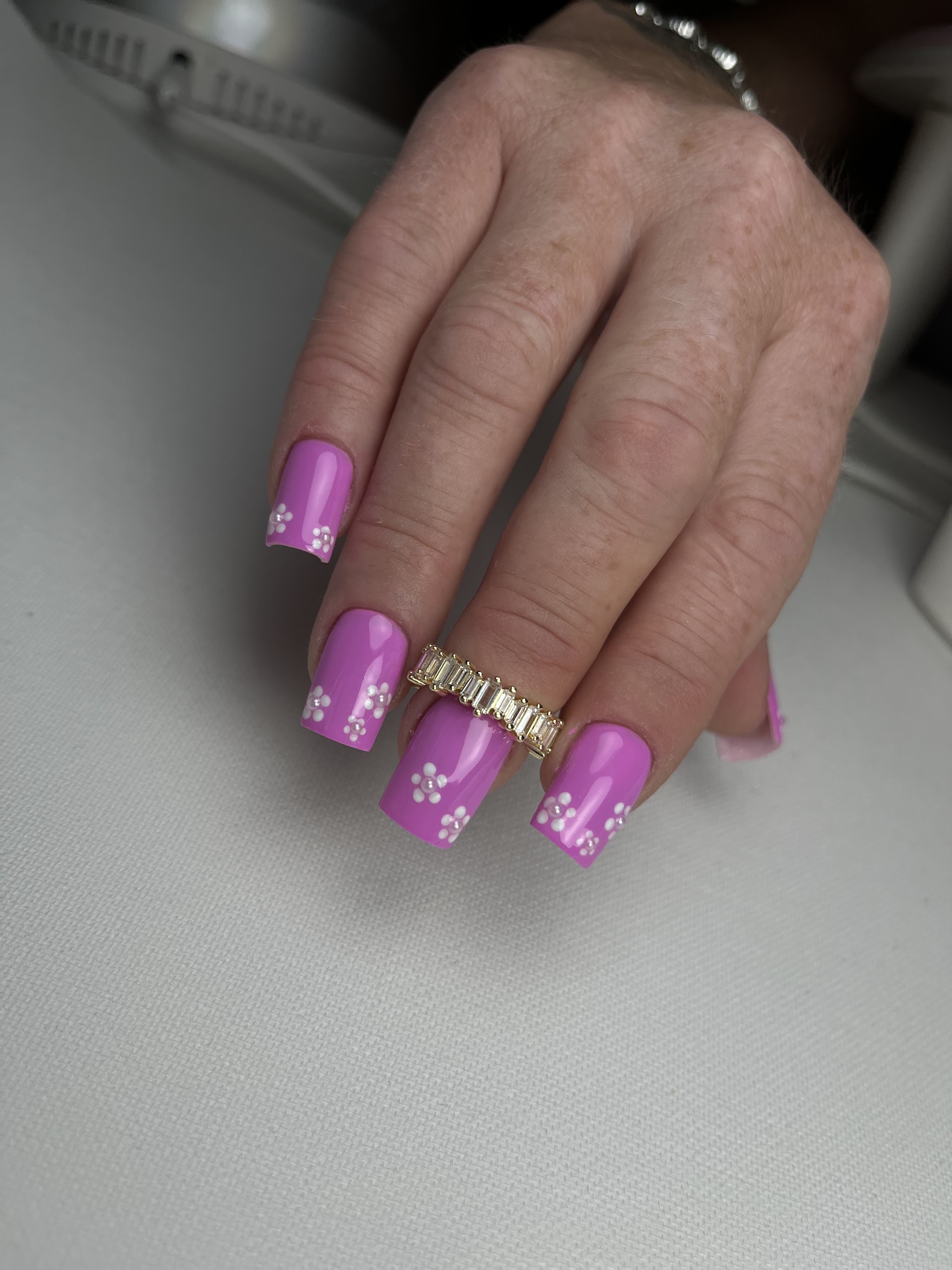 Magenta nagels met fijne witte versiering