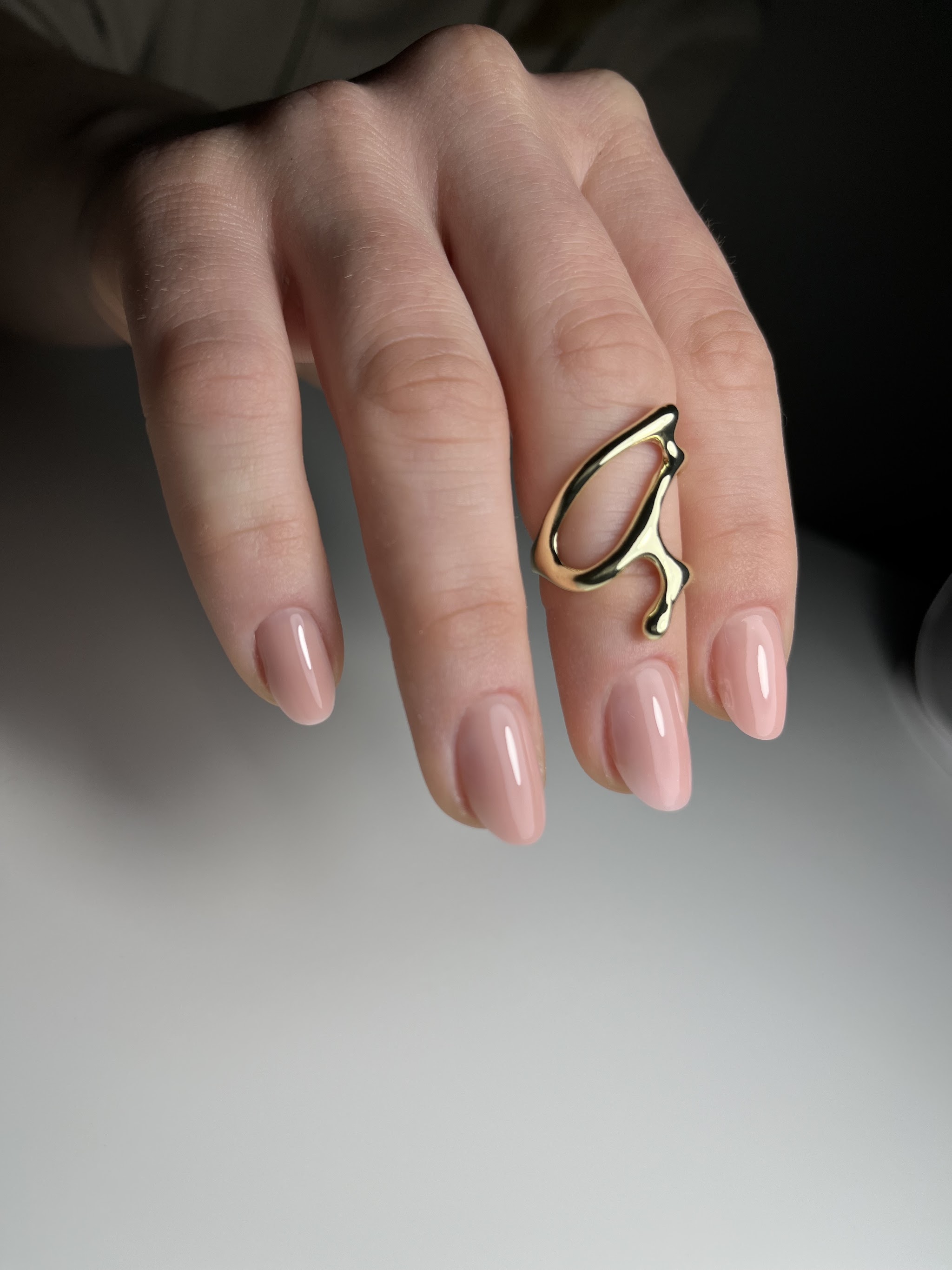 Neutrale manicure met een zachte glans