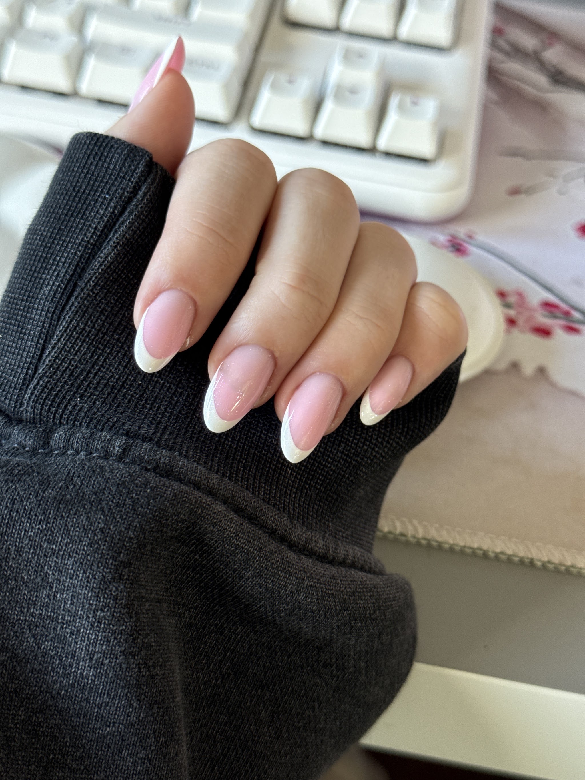 Roze manicure met witte nagelranden